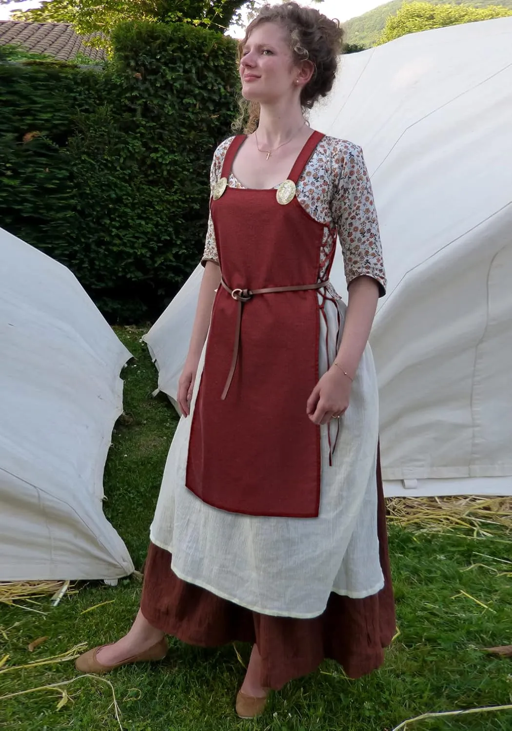 FURPHI Medieval Strappy Apron Linen Side Lace-Up Over Dress with Vintage Brooches and Belt Retro Costume for Women